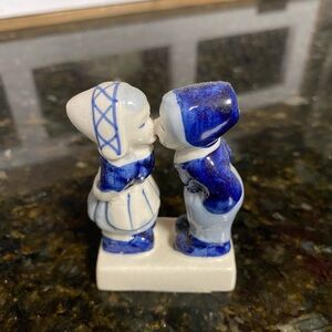 Delft Blue Dutch couple